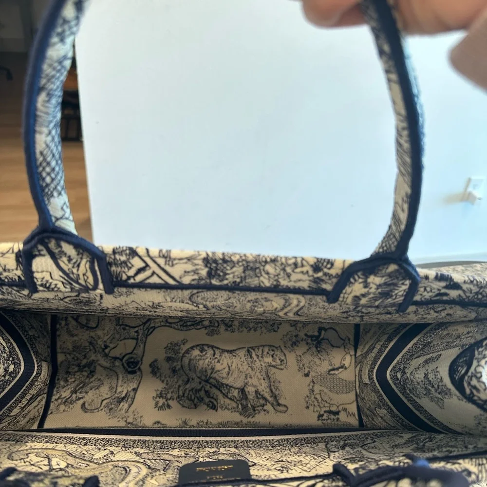 Navy Dior book  Tote !!💙 - Picture 10 of 10